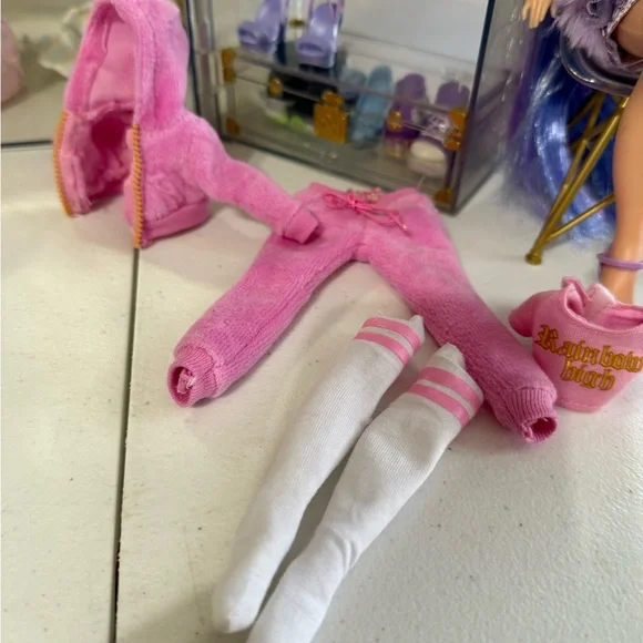 Rainbow High Deluxe Fashion Closet Playset with Doll, Clothes, Shoes and More! - Picture 11 of 12